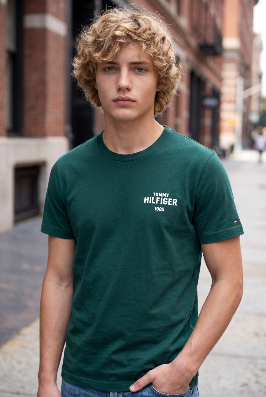 TOMMY HILFIGER  GREEN HILFIGER 1985 GRAPHIC TEE