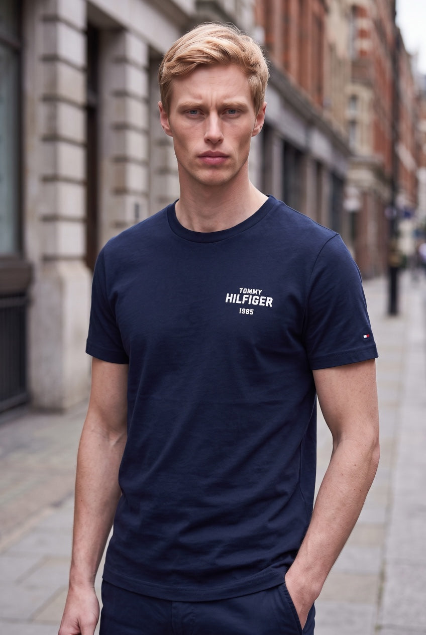 THM NAVY HILFIGER 1985 GRAPHIC TEE