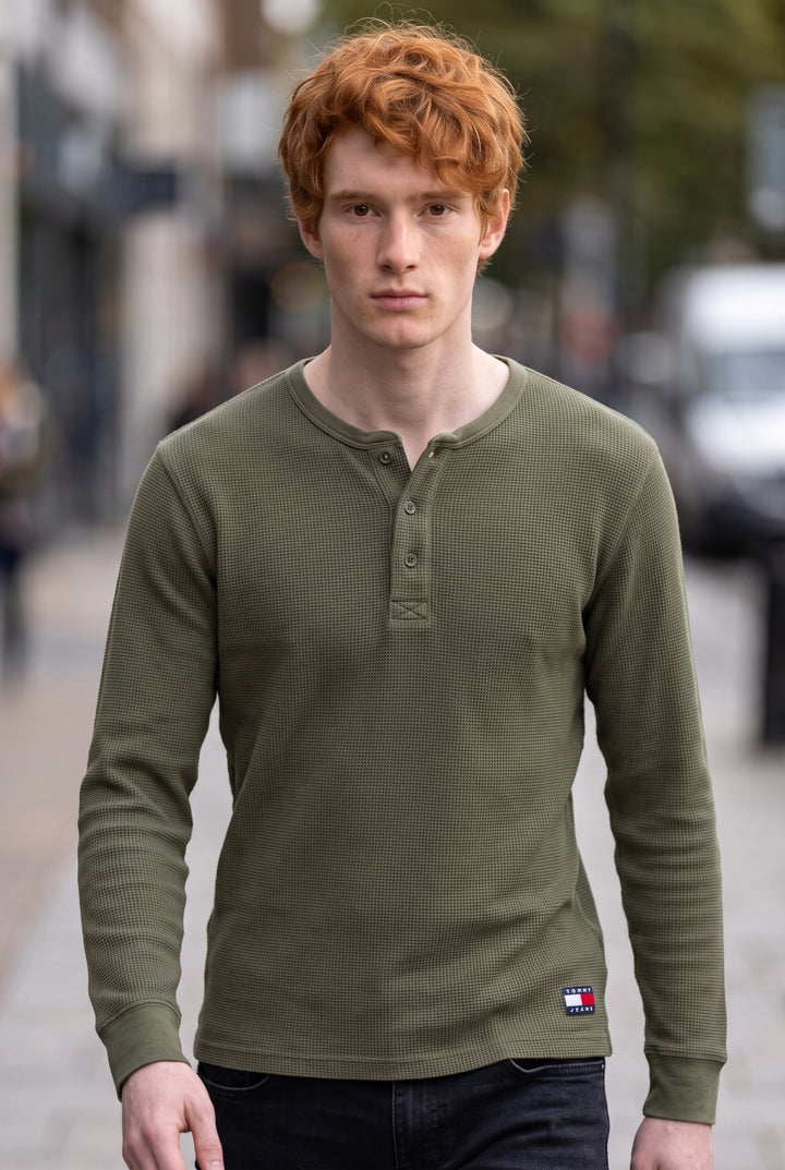 TOMMY JEANS  GREEN REG WASHED WAFFLE HENLY LS